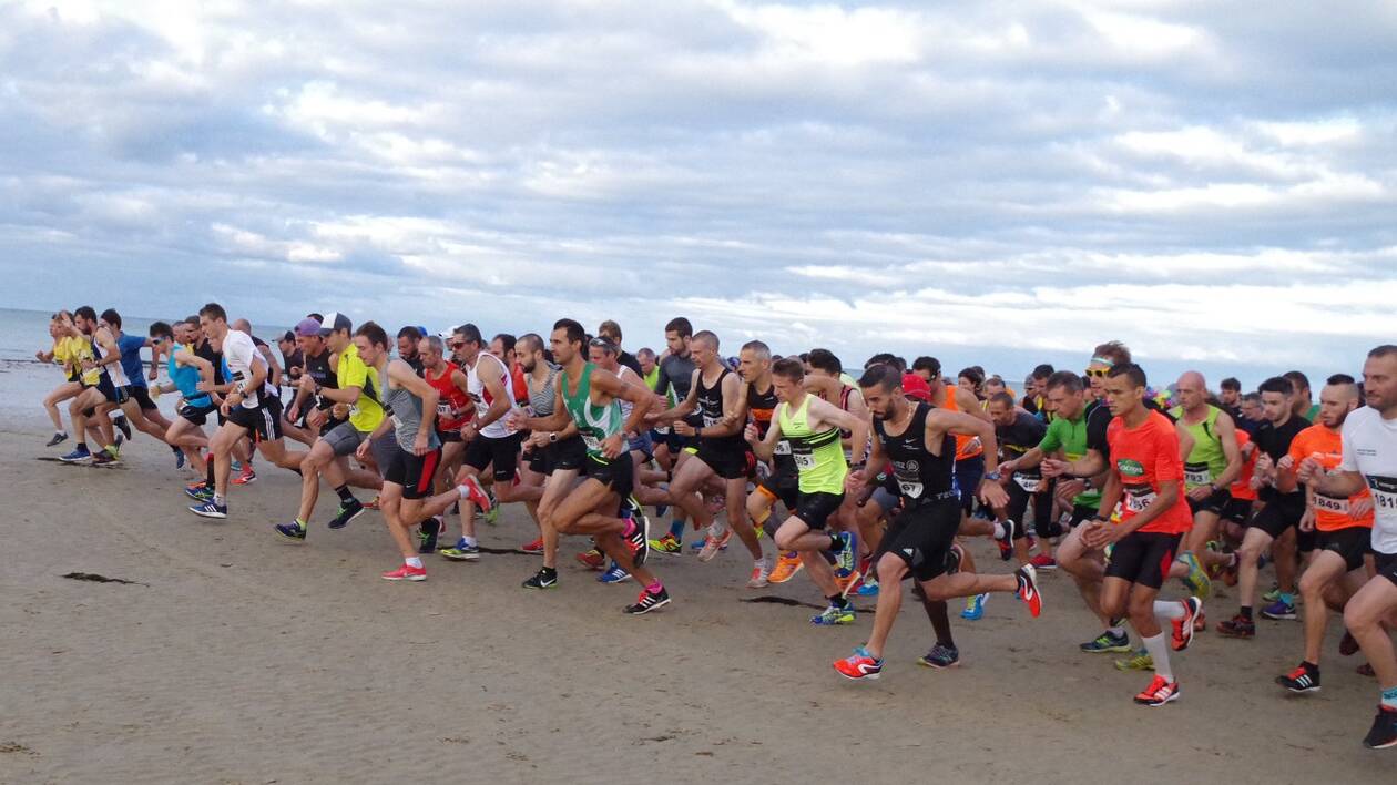 personnes qui courrent sur la plage